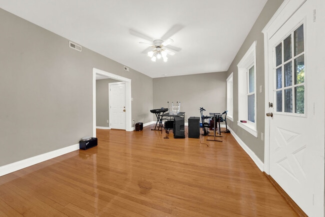 Building Photo - 1121 W Columbia Ave