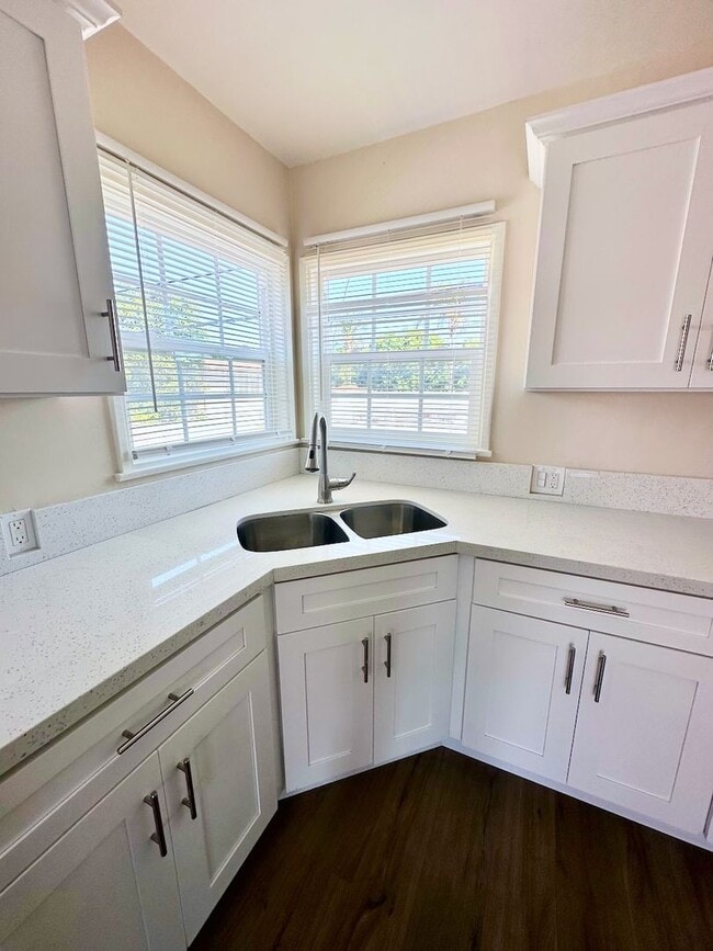 Building Photo - Cedar LB