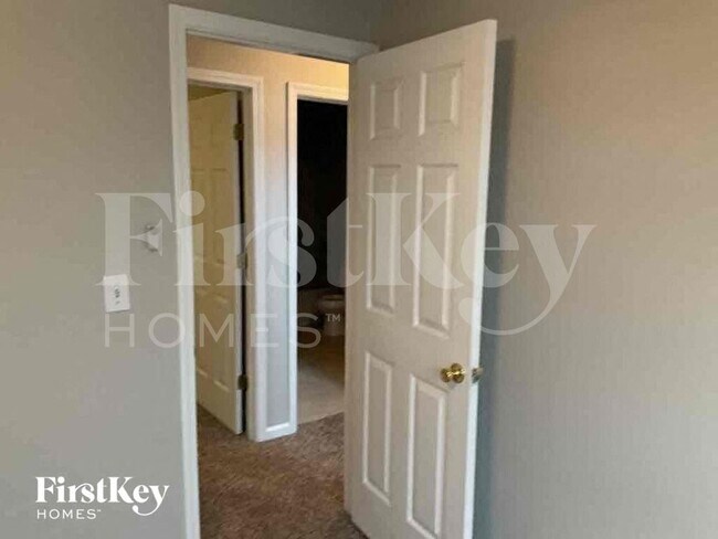 Building Photo - 2631 S Hills