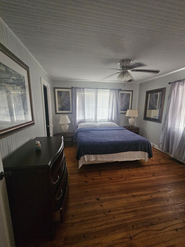 Building Photo - Furnished Three Bedroom Ranch Home