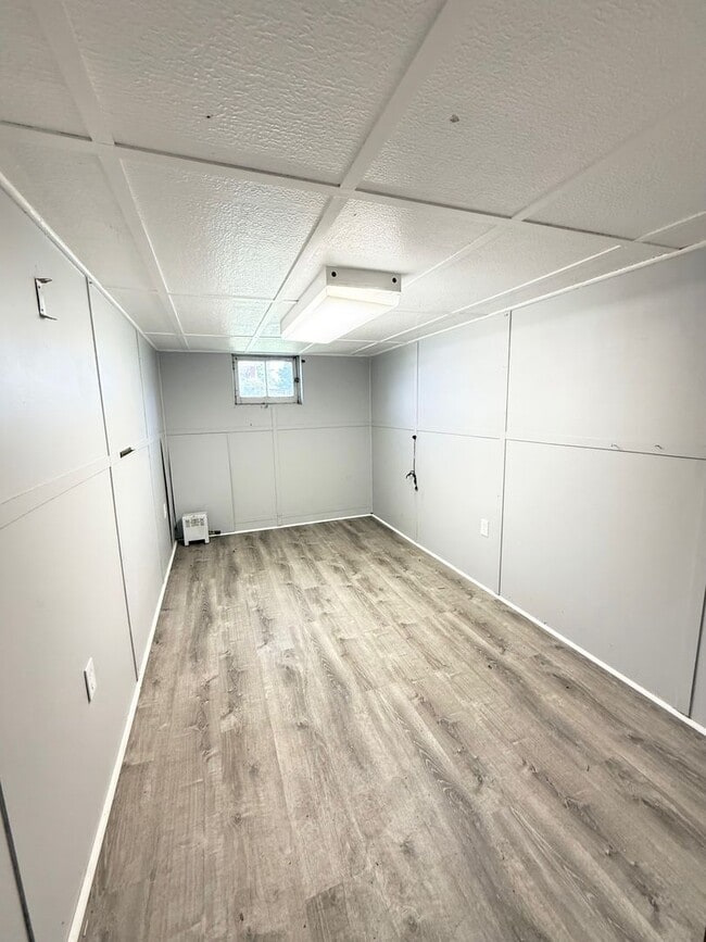 Building Photo - Updated 3 Bedroom 1 Bathroom in North Vers...
