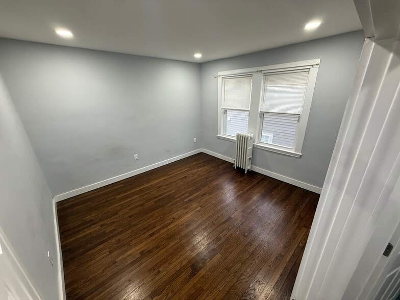 Building Photo - 16 Astoria St