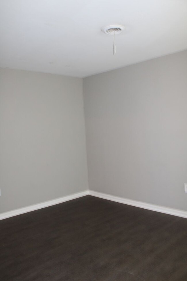 Building Photo - Charming 3 Bedroom, 1.5 Bath Home with Gar...
