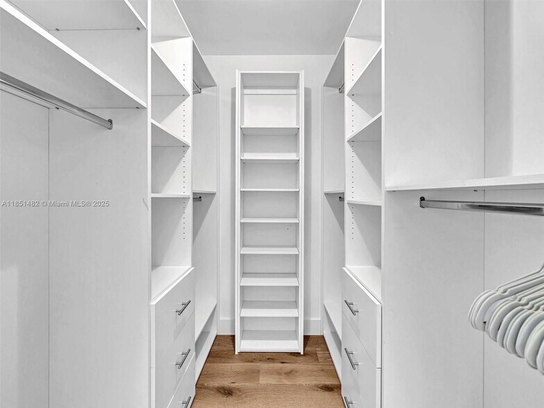 Building Photo - 1300 Brickell Bay Dr