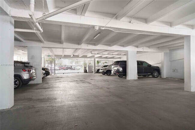 Building Photo - 6900 Bay Dr