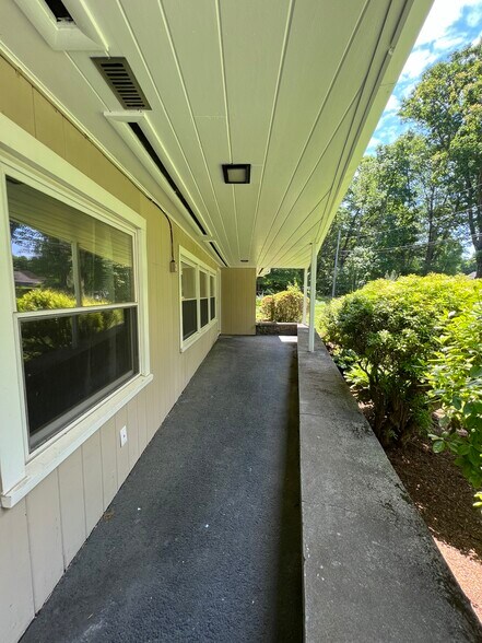 Building Photo - 172 Brigham Hill Rd