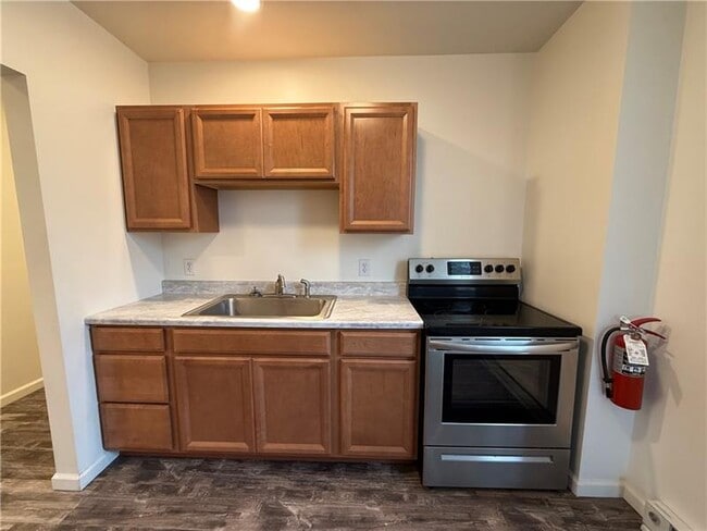 Building Photo - 570 Kendall Ave