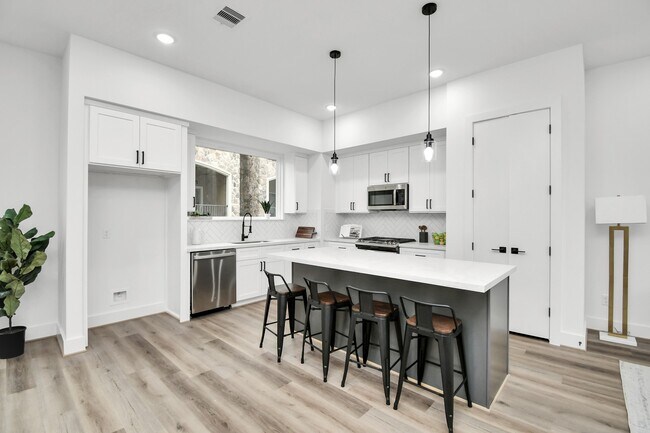 Building Photo - 4804 Elysian St