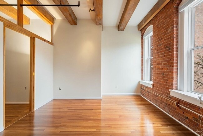 Building Photo - 33 Sleeper St