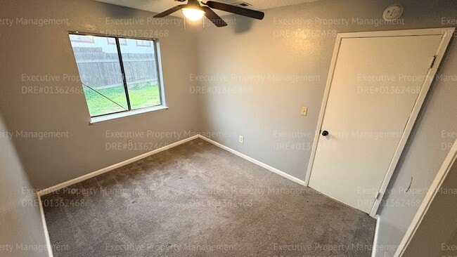 Building Photo - 3 bedroom/ 2 bathroom home nestled in a cul-de-sac.