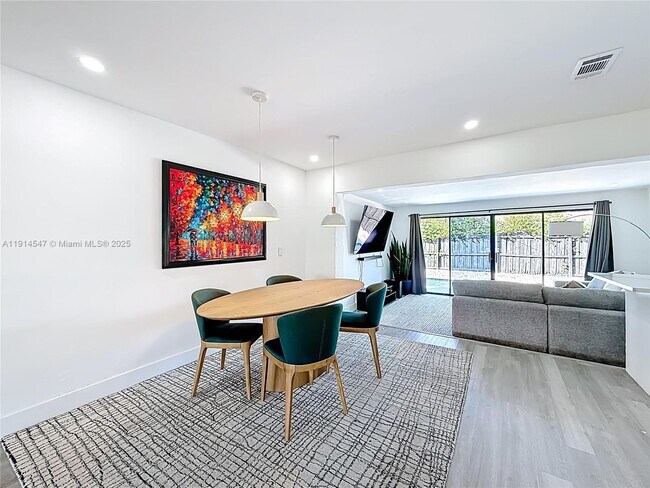 Building Photo - 600 N 66 Terrace