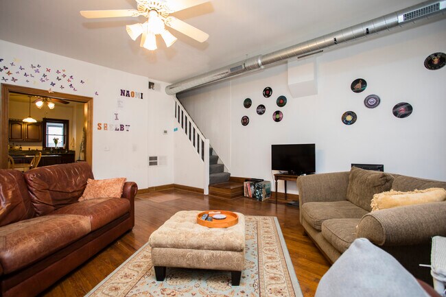 Building Photo - 421 E Carson St