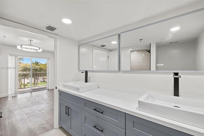 Building Photo - 470 S Park Rd