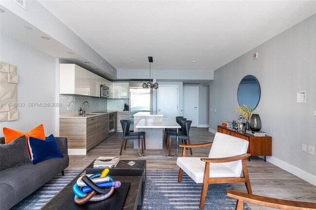 Building Photo - 1300 Brickell Bay Dr