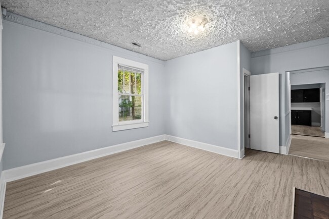 Building Photo - Beautiful 3 Bedroom 2 Bath