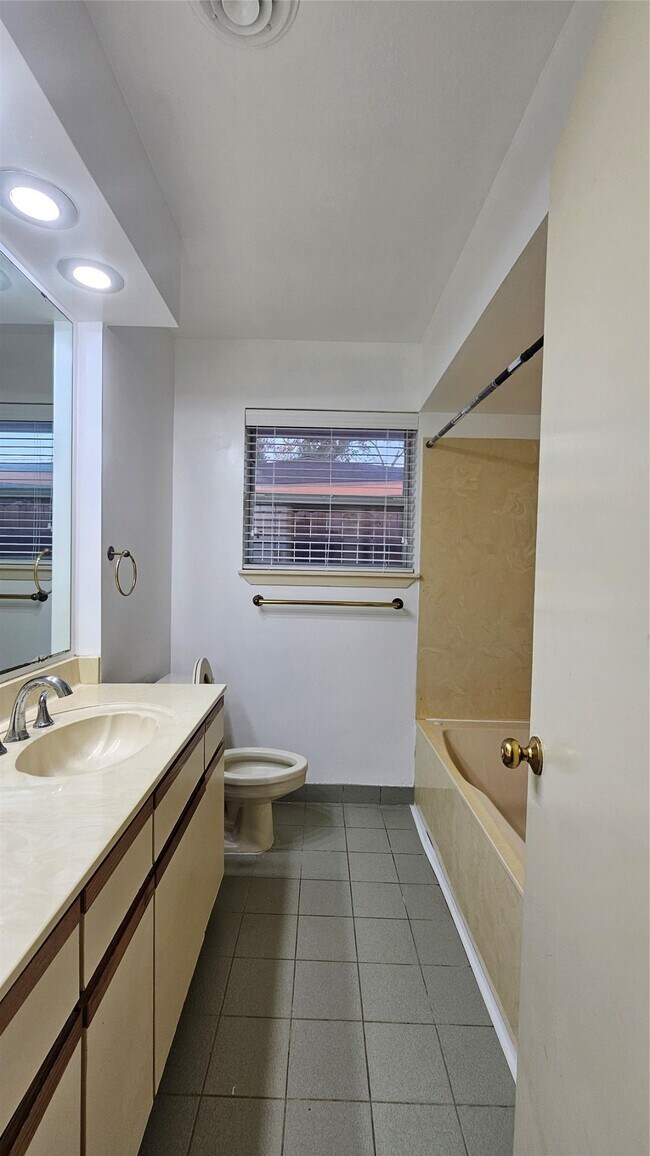 Building Photo - 1715 Pecan Ln