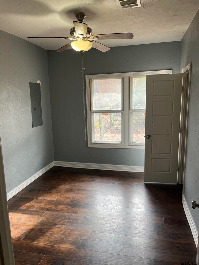 Building Photo - 803 S Vine Ave