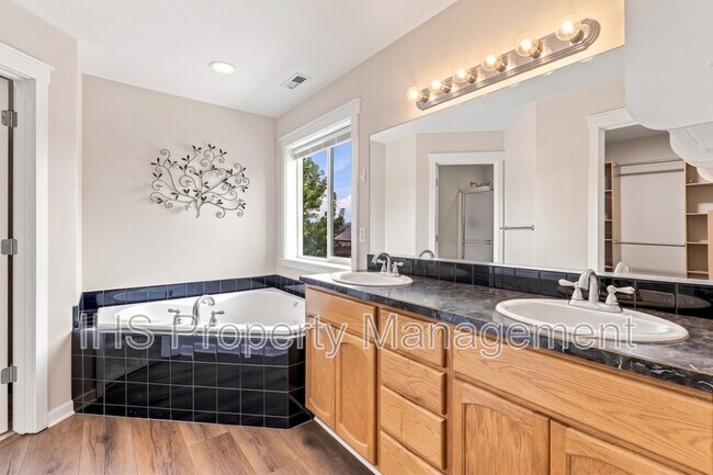 Building Photo - 9711 Nottingham Dr