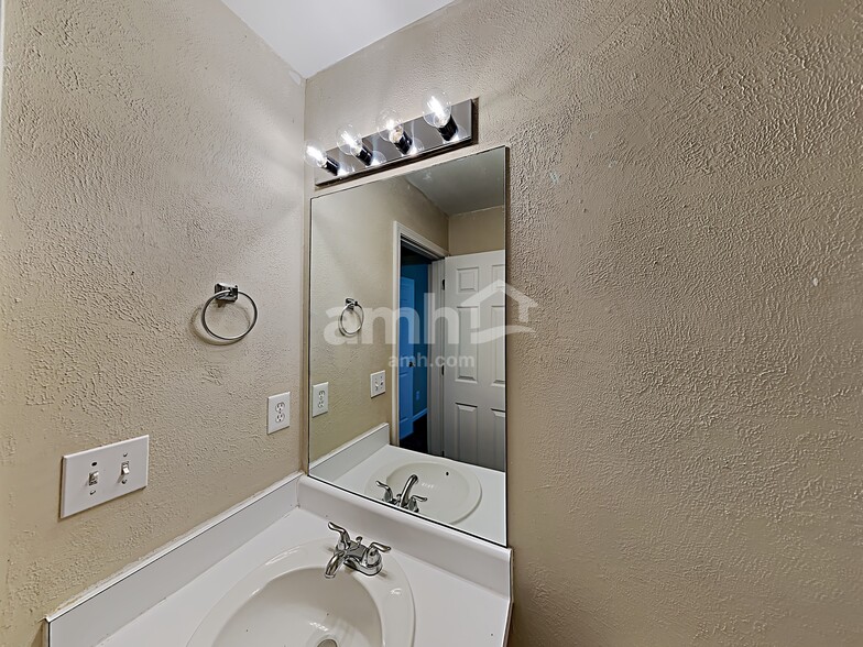 Building Photo - 4650 Grove Ct