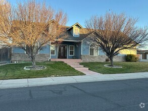 Building Photo - 3 bedroom, 2 bath home on the Golf Course,...