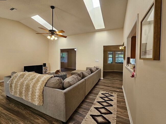 Building Photo - Charming 2 Bed, 2 Bath Home for Rent in Spring Hill (34609) – Spacious, Bright, and Perfectly Loc...