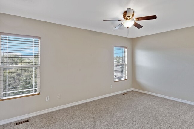 Building Photo - 3 Bedroom townhome NO deposit