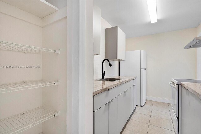 Building Photo - 1715 N 16th Ave