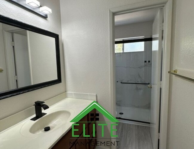 Building Photo - **2 Bed, 2 Bath Condo in Gated Community |...