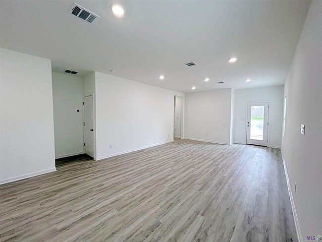 Building Photo - 4 Bedroom House NEAR LSU - Hunters Trace- ...
