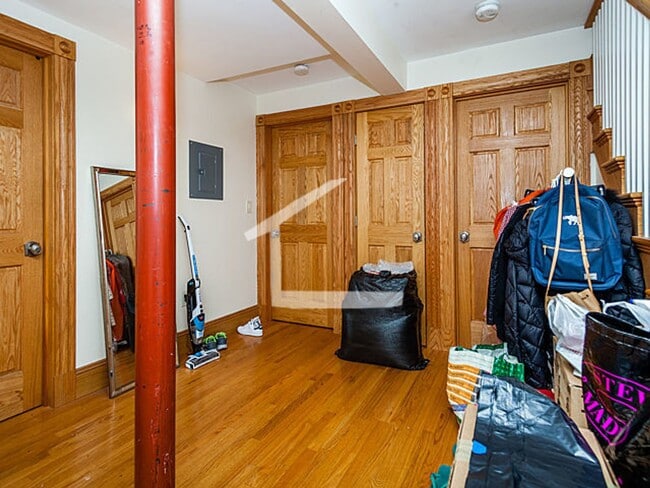 Building Photo - Nicely renovated, pet friendly 2 bed in the heart of Beacon Hill.