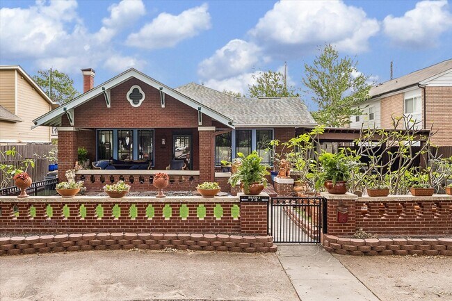 Building Photo - 820 Heights Blvd