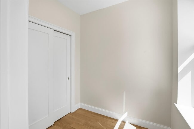 Building Photo - 233 1/2 Summit Ave