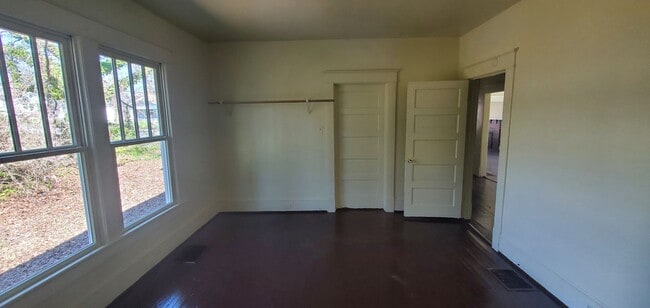 Building Photo - 3 Bedroom 1 Bathroom House
