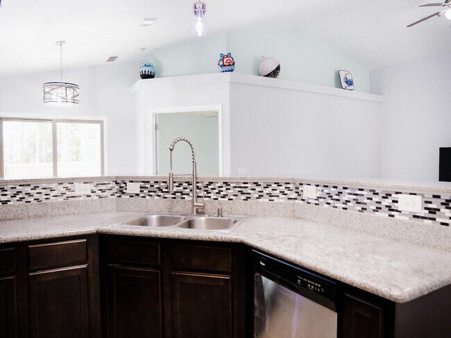 Building Photo - 8261 Sierra St