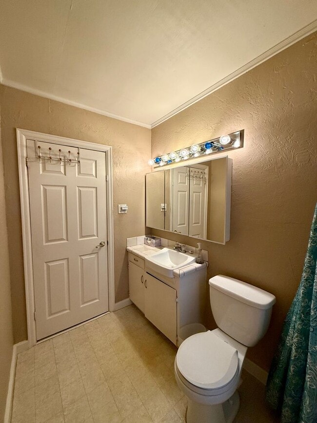 Building Photo - 3bd & 1 1/2ba with 2 Car Garage