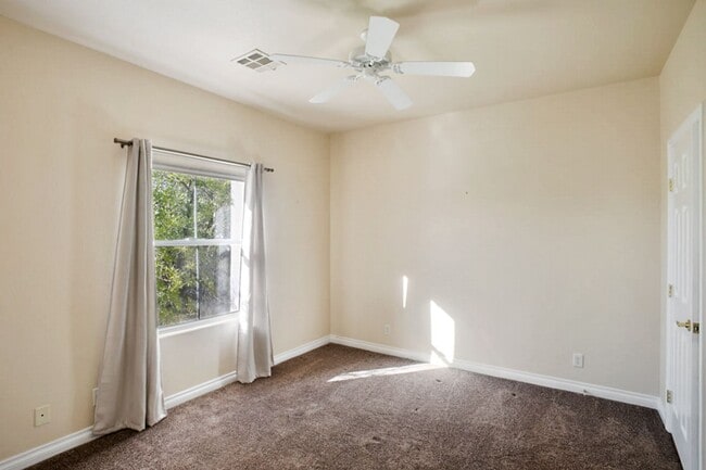 Building Photo - 4 Bedroom, Queens Ridge Guard Gated Commun...