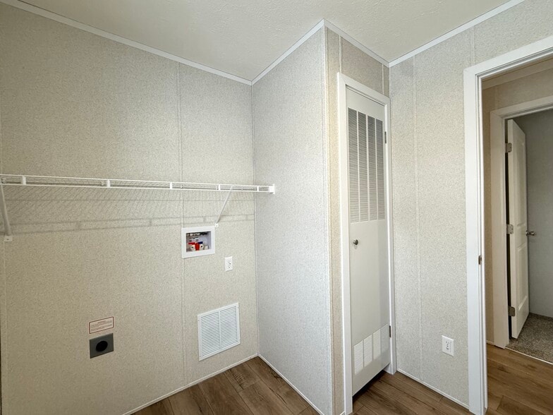 Building Photo - 29909 Flushing Dr