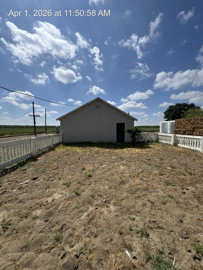 Building Photo - Country Home Available Now!!