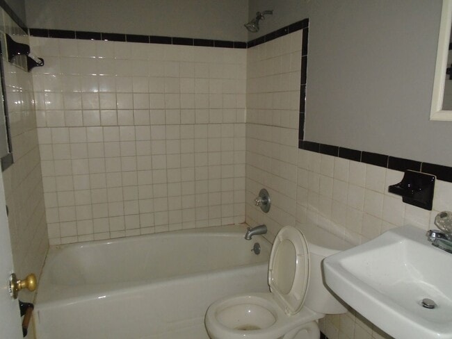 Building Photo - 611 Drypoint Ln