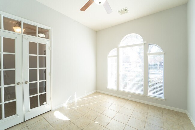 Building Photo - 2910 Sandleigh Dr