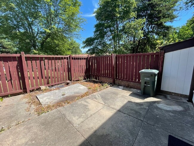 Building Photo - SW - Updated Townhome.  New Flooring, Just...