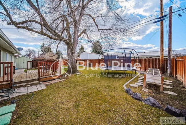 Building Photo - 407 Valley Dr