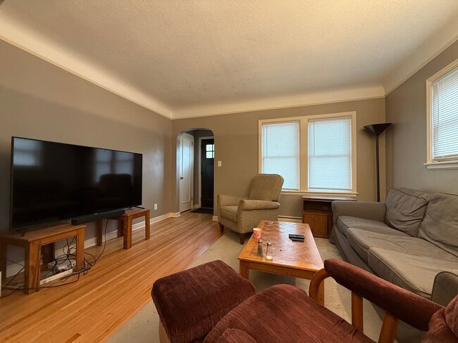 Building Photo - Stunning 5 Bed 2 Bath House Located in the...