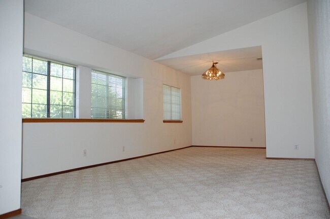 Building Photo - 4 bed 2 bath 3 car in Roseville