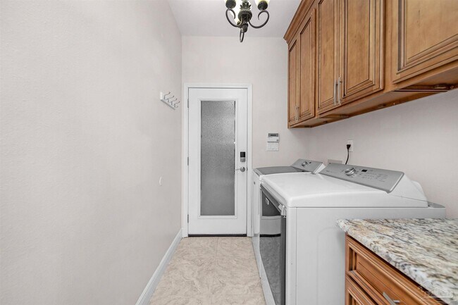 Building Photo - 8731 Thunderbird Dr