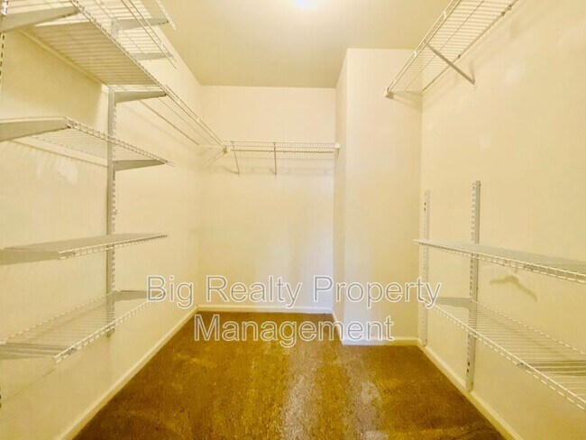 Building Photo - 475 Stoneglen St
