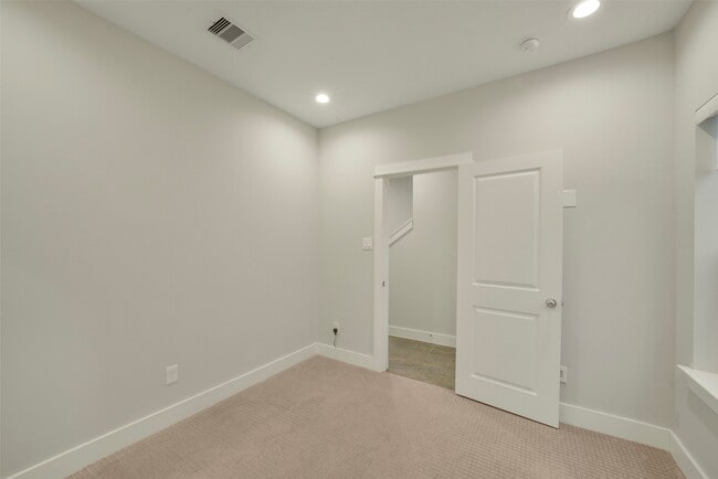 Building Photo - 760 W Donovan St