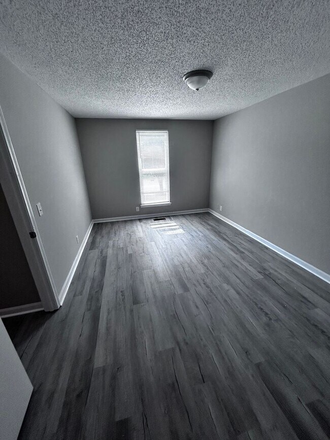 Building Photo - Large three bedroom, one and a half bath t...