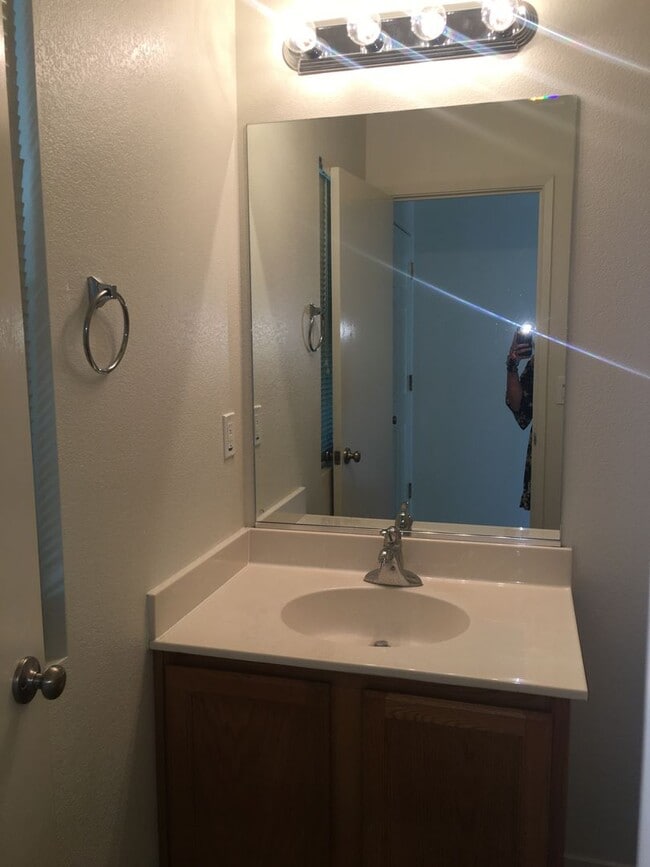 Building Photo - Three Bedroom Townhouse Style Apartment wi...