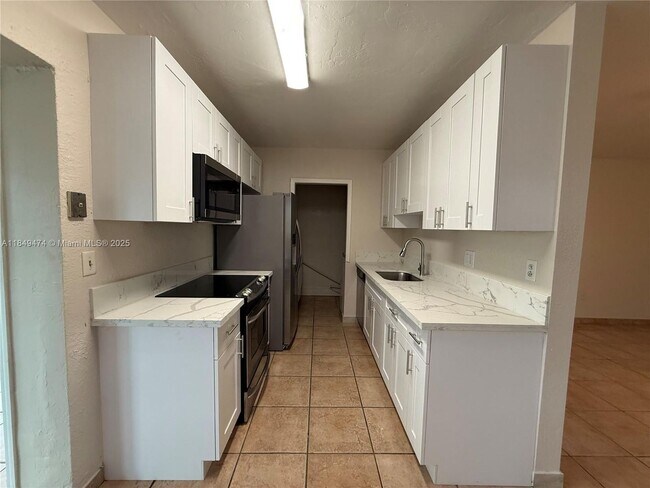 Building Photo - 641 N 70th Ave